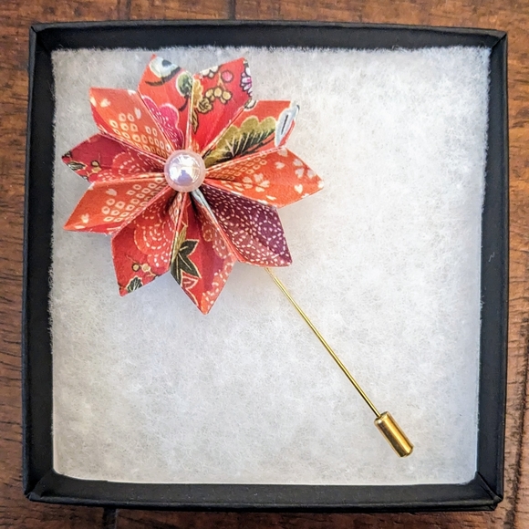 Stunner Flower Lapel Pin - Picture 4 of 4